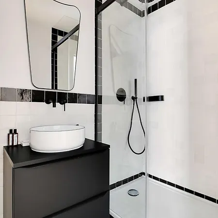 Lovely Parisian Near The Eiffel Tower Paryż