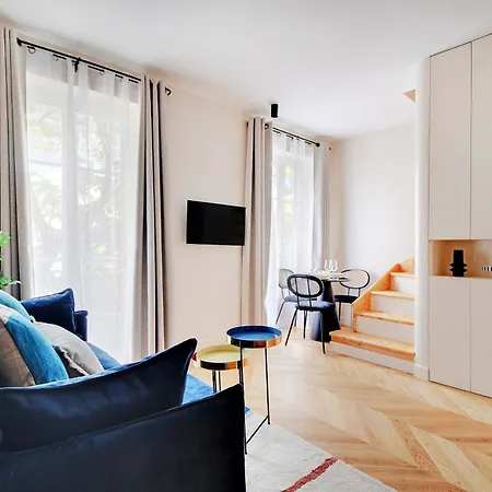 Lovely Parisian Near The Eiffel Tower *