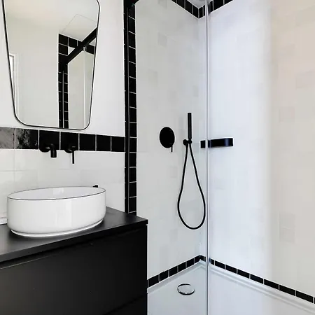 Lovely Parisian Near The Eiffel Tower París