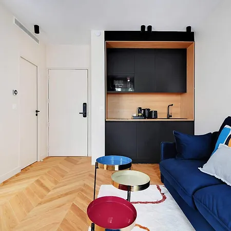 Lovely Parisian Near The Eiffel Tower Paříž