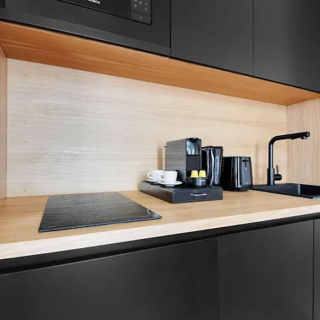 Lovely Parisian Near The Eiffel Tower *