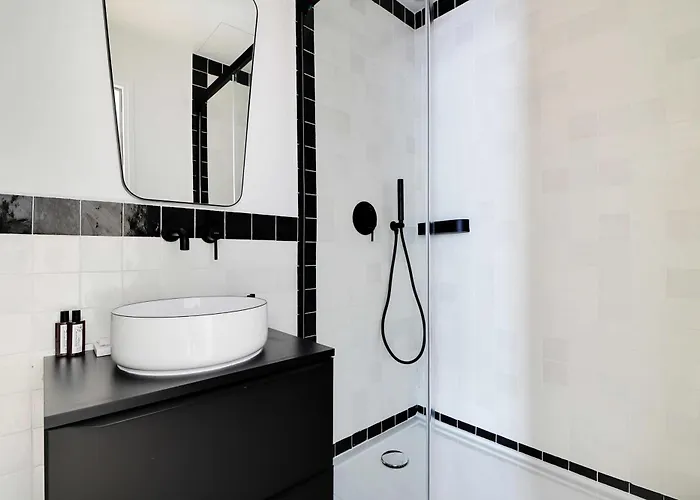 Lovely Parisian Near The Eiffel Tower Παρίσι