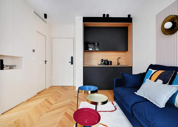 Lovely Parisian Near The Eiffel Tower Παρίσι